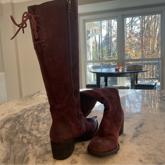 Born super soft suede gorgeous knee high boots. 16” shaft. 2” heel. - Picture 4 of 5